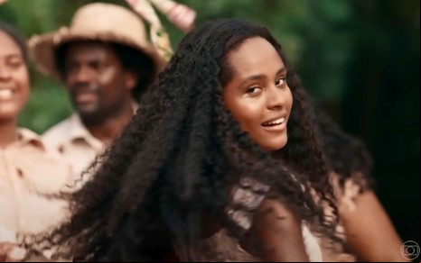 Duda Santos dança como Maria Santa em cena de Renascer, da Globo