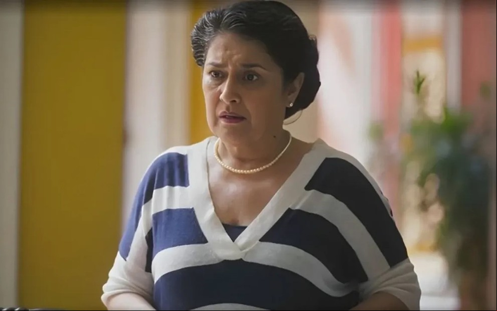 A atriz Inez Viana com expressão preocupada em cena de Terra e Paixão
