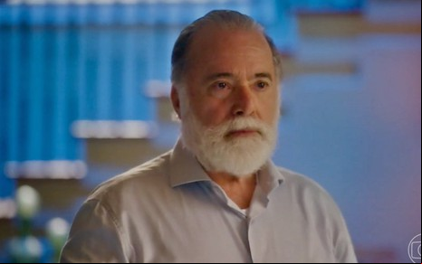 O ator Tony Ramos está caracterizado como Antônio em cena de Terra e Paixão, da Globo