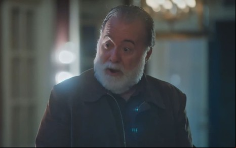 Tony Ramos caracterizado como Antônio; ele está sério em cena de Terra e Paixão