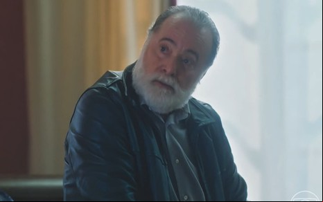Tony Ramos caracterizado como Antônio; ele exprime fúria em cena de Terra e Paixão