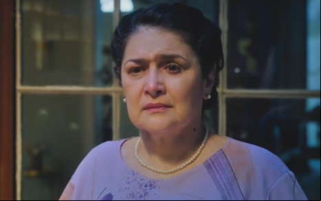 Inez Viana caracterizada como Angelina; ela está chorosa em cena de Terra e Paixão