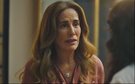 Gloria Pires caracterizada como Irene; ela está tensa em cena de Terra e Paixão
