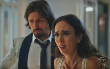 Daniel Rocha está ao lado e Tatá Werneck, que faz uma expressão dramática, em cena da novela Terra e Paixão