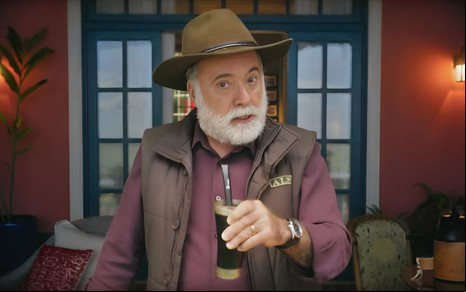 O ator Tony Ramos caracterizado como Antônio La Selva em cena de Terra e Paixão