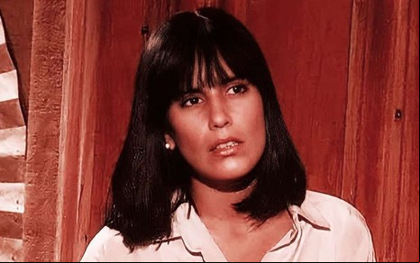 Gloria Pires usa cabelo na altura dos ombros e franjinha em cena como Maria de Fátima na novela Vale Tudo (1988)