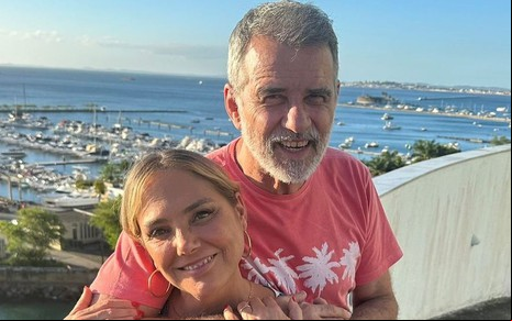 Heloisa Périssé e Mauro Farias posam abraçados em uma vista paradisíaca