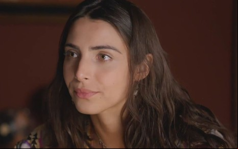 Rayssa Bratillieri com expressão séria em cena como Ísis na novela Elas por Elas