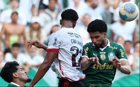 Jogadores de Palmeiras e Flamengo em lance de jogo entre as equipes no Campeonato Brasileiro de 2024