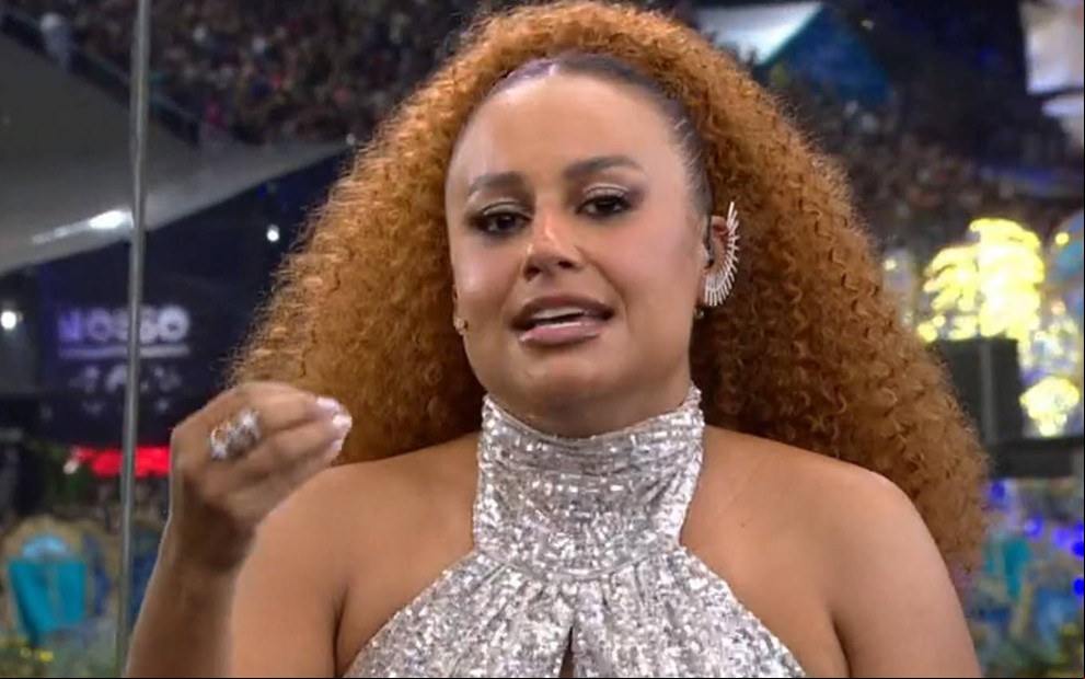 Foto de Karine Alves durante a transmissão do Carnaval do Rio