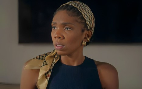 Késia com expressão séria na novela Elas por Elas
