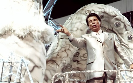 Com terno prateado, Silvio Santos está em carro alegórico da Tradição em 2001