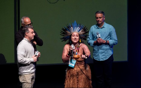 Luciano Huck, Amauri Soares (atrás), Jennyffer Tupinambá e Manuel Belmar, do Globoplay, no palco da Rio2C