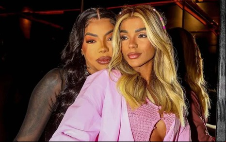Ludmilla, de preto, abraçada com Brunna Gonçalves, que está com um vestido rosa