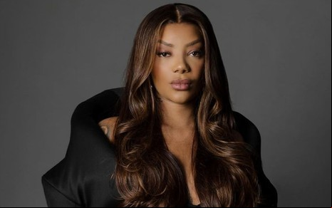 Ludmilla olha para a câmera, com expressão neutra