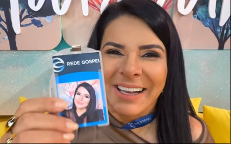 Mara Maravilha mostra crachá da Rede Gospel, onde trabalha como apresentadora do Programa Maravilha