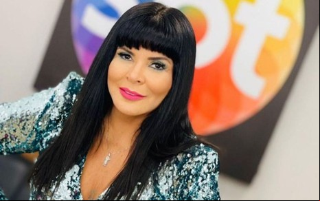 Mara Maravilha em foto publicada no Instagram, com logo do SBT ao fundo