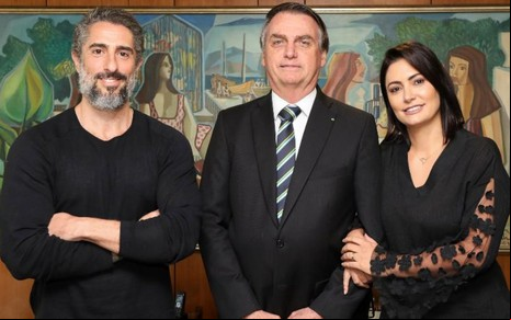 Marcos Mion, Jair Bolsonaro e Michelle Bolsonaro juntos no Palácio do Planalto em 2020