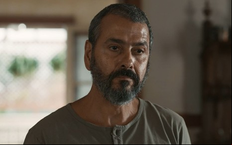 Marcos Palmeira está com expressão séria em cena como José Inocêncio na novela Renascer