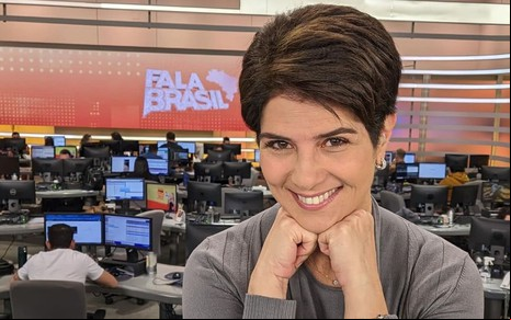 Mariana Godoy em foto publicada nas redes sociais; ela sorri para a câmera no cenário do Fala Brasil