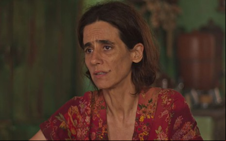 A atriz Mariana Lima com expressão séria em cena de No Rancho Fundo