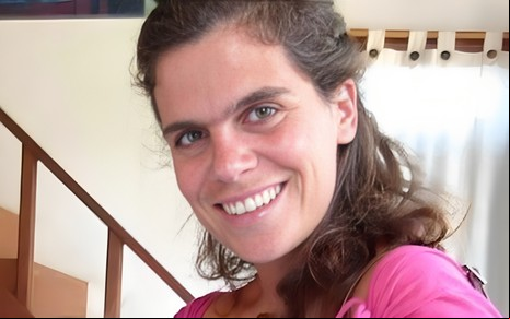 Mariana Maffeis sorrindo em foto, close em seu rosto