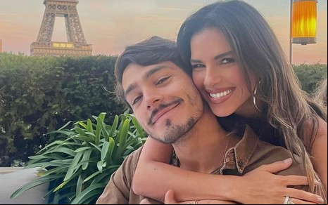 Foto de Juca Diniz abraçado com Mariana Rios