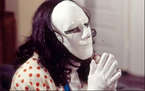 O Mascarado, personagem que fez sucesso na novela A Viagem (1994), com máscara branca no rosto, luvas brancas, mãos juntas