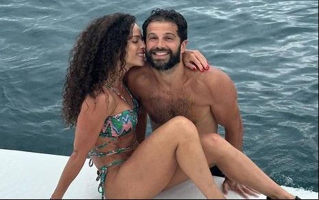 Foto de Duda Nagle abraçado com Michele Balsamão
