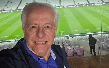 Foto de Milton Leite em um estádio de futebol