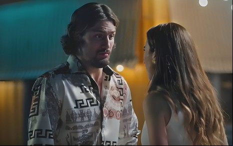 Os atores Daniel Rocha e Tatá Werneck um de frente para o outro, em conversa tensa, em cena de Terra e Paixão