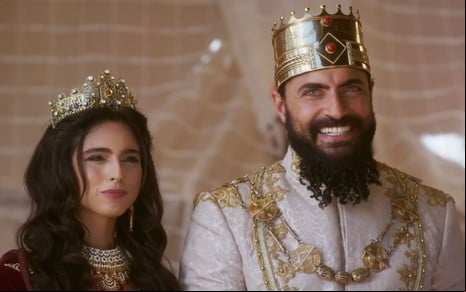 Ester (Nathalia Florentino) e Xerxes (Carlo Porto) sorridentes em cena da novela A Rainha da Pérsia