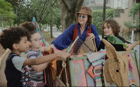 Heitor Silva, Helena Bougleux, Yohana Back e Enzo Rosetti estão em volta de um carrinho de sucata