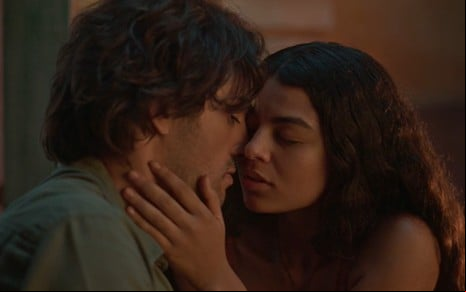 Os atores Túlio Starling e Larissa Bocchino em cena de beijo de Artur e Quinota em No Rancho Fundo