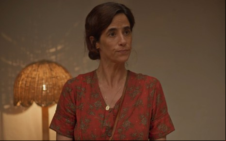 A atriz Mariana Lima com expressão séria em cena de No Rancho Fundo