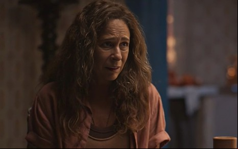 Zefa (Andrea Beltrão) em cena de No Rancho Fundo, com expressão preocupada
