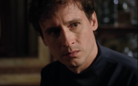 O ator Guilherme Dellorto com expressão preocupada em cena como Salomão, seu personagem na novela Reis, da Record