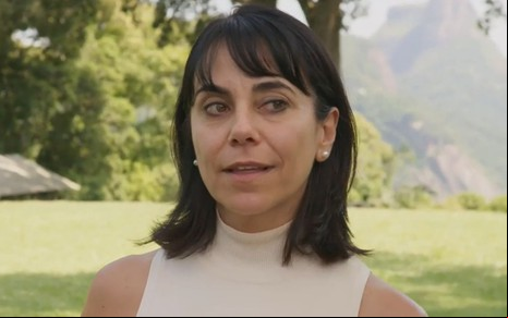 Paula Cohen com expressão séria em cena da novela Elas por Elas