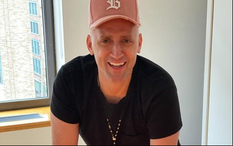 Paulo Gustavo está sorrindo, com um boné rosa na cabeça