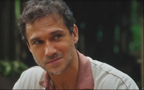 Paulo Rocha com expressão sorridente na novela Terra e Paixão