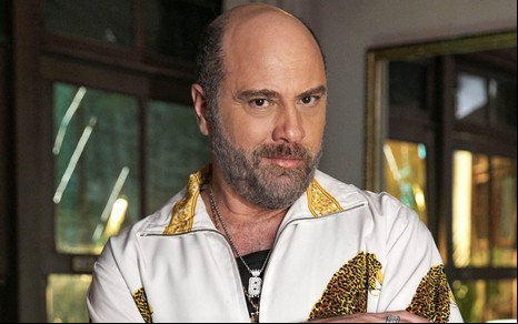 Paulo Tiefenthaler posa de blusa amarela e branca
