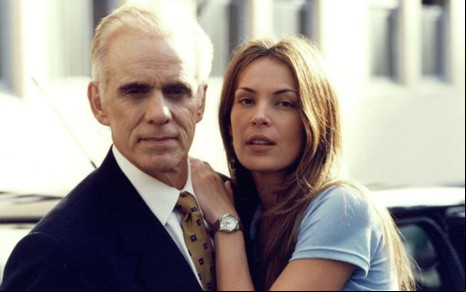 Os atores Francisco Cuoco e Carolina Ferraz lado a lado, ela com a mão no ombro dele, posando para foto de divulgação de Pecado Capital (1998)