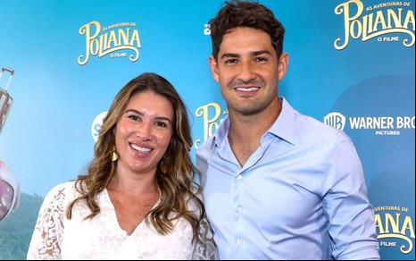 Rebeca Abravanel e Alexandre Pato estão abraçados, em evento de lançamento do SBT
