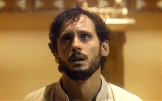 O ator Guilherme Dellorto caracterizado como Salomão em cena de Reis