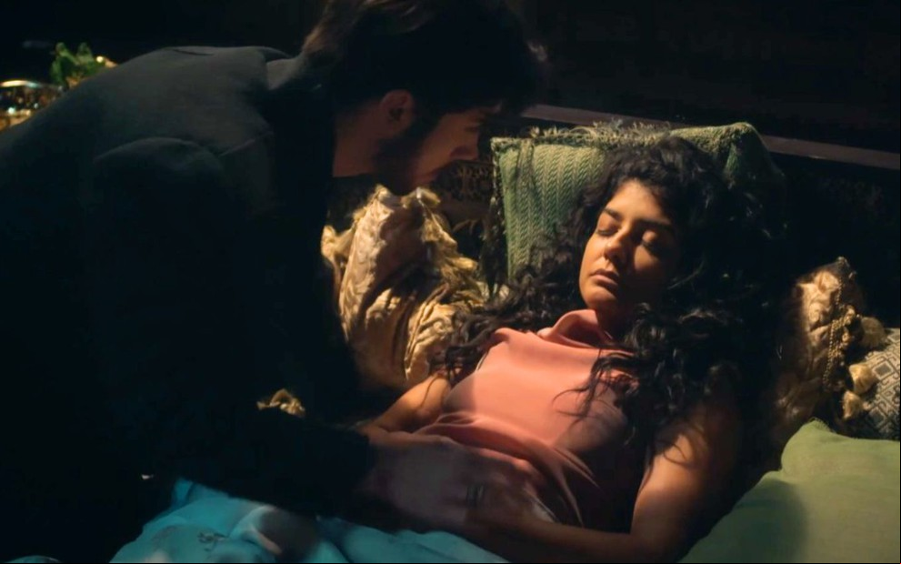 Henrique Camargo sacode Ingrid Conte em cena de Reis