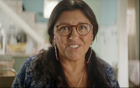 Regina Casé como Dona Lurdes em trailer do filme homônimo
