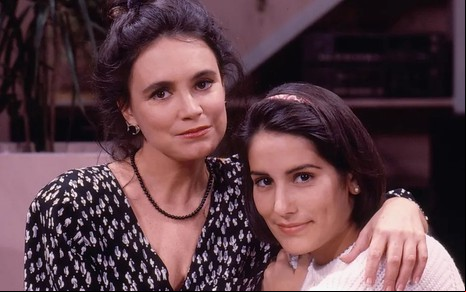 Regina Duarte e Gloria Pires posam lado a lado, caracterizadas como suas personagens em Vale Tudo