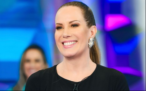 Regina Volpato está sorrindo em participação no Jogo dos Pontinhos, no SBT
