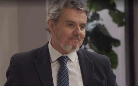 Em cena de Elas por Elas, Cassio Gabus Mendes está falando com alguém, com raiva
