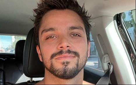 Rodrigo Simas em selfie dentro do carro